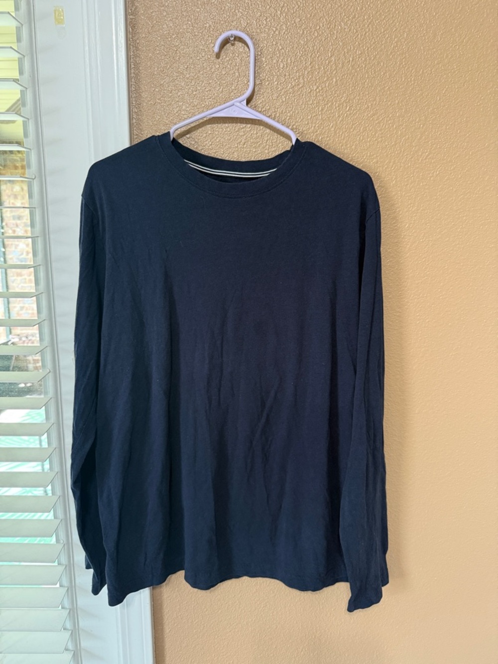 🥳 7/$10!! Medium Men's Long Sleeve Crew Neck Shirt - Navy Blue